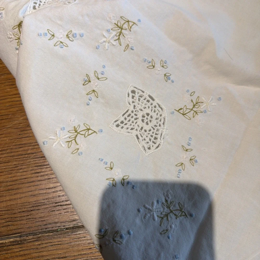 Vtg Hand Embroidered Small Linen Tablecloth Whie & Blue Flowers 31
